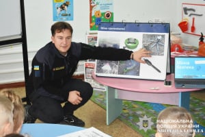 У Шепетівці поліцейські та рятувальники провели урок мінної безпеки для вихованців «Дюймовочки»