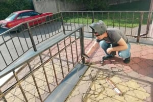 Нищать лавку, пандус та таблички: у Славуті музейники закликають зупинити вандалізм на території закладу