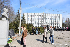 У Шепетівці відбулось урочисте покладання квітів до погруддя Кобзаря