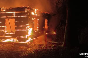 На Шепетівщині вщент згорів житловий будинок (відео)