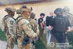 Затримали чоловіка, який у бронежилеті та з автоматом погрожував поліцейським