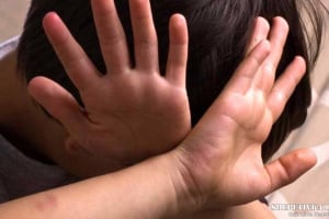 Душив та зламав ніс 9-річній дитині: як суд покарав кривдника з Шепетівщини