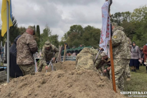 До останнього подиху боронив Україну: у селі В’язовець прощались із Олегом Шевякіним
