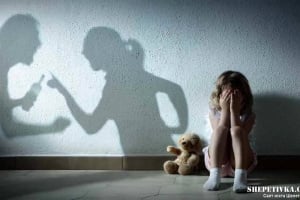Систематично знущався з жінки у присутності дитини: у Шепетівці засудили домашнього тирана