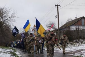 «Зрозумійте, я маю йти, маю захищати нашу землю»: у Новичах прощались із Остапчуком Максимом