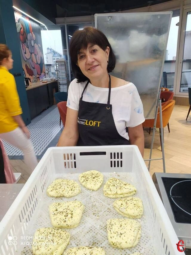 Олена Остап’юк вчиться готувати смачний сир