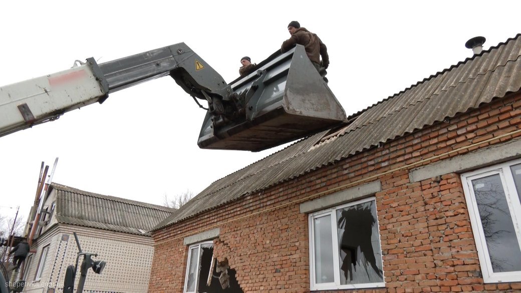 Комунальники відновлюють пошкоджений будинок. Фото: Суспільне Хмельницький