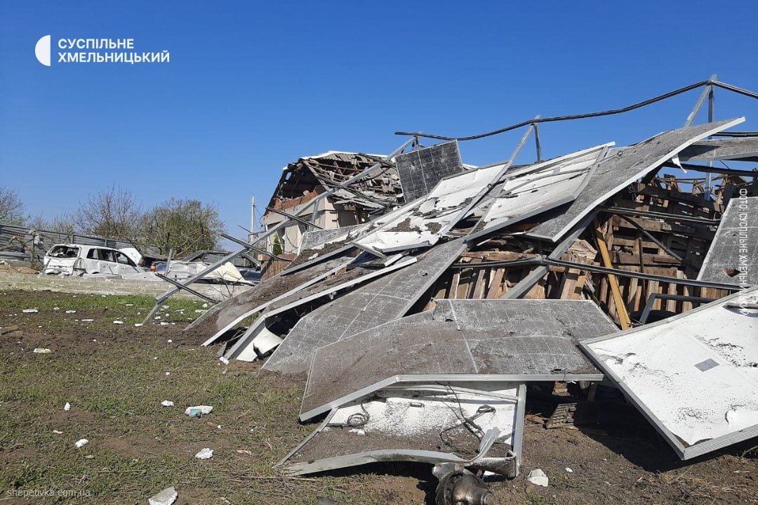 Руйнування на подвір'ї одного з пошкоджених будинків, 24 квітня 2025, Хмельниччина. Суспільне Хмельницький