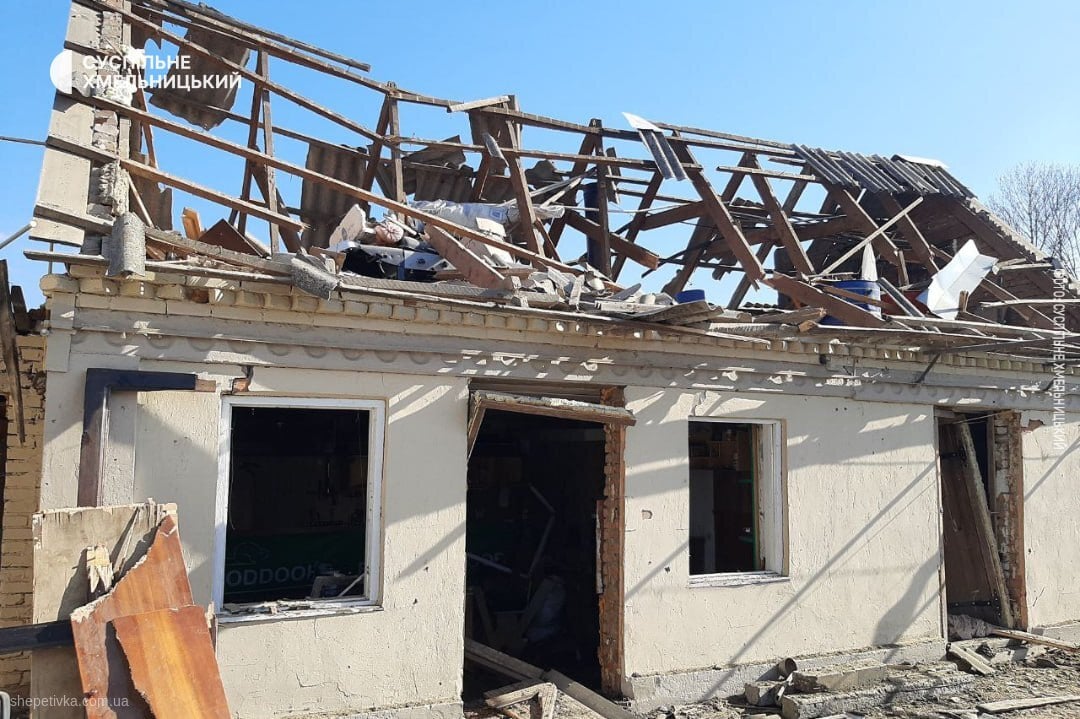 У господарській будівлі пошкоджений дах, вибиті вікна й двері, 24 квітня 2025 року, Хмельниччина. Суспільне Хмельницький
