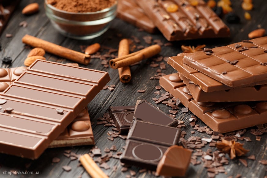 whole broken chocolate chocolate bars candies chocolate chips dark wooden background 1