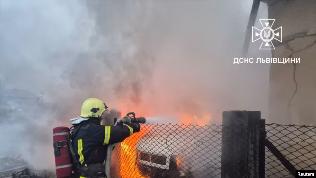 Пожежники гасять вогонь у приватному будинку на Львівщині. 5 жовтня 2025 року