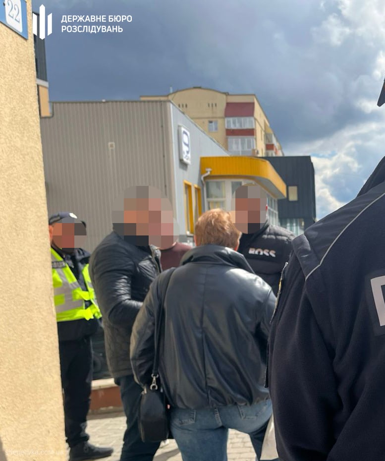 u hmelnickomu dbr zatrimalo vijskovogo yakij skoiv dtp 2