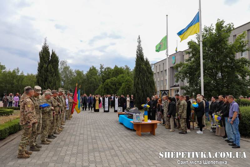 Не скорився ворогу і був розстріляний: у Нетішині попрощалися зі спецпризначенцем Сергієм Курганом