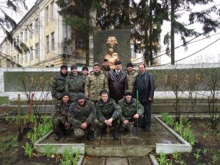 Шепетівські лісівники та бійці “облагородили” територію військової частини