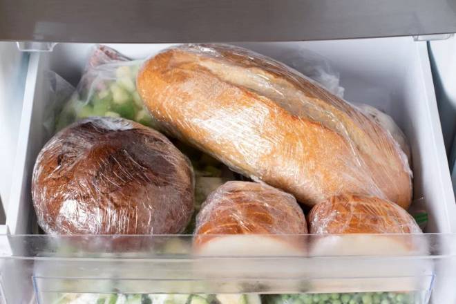 Чи можна заморожувати хліб для збереження його свіжим надовше?