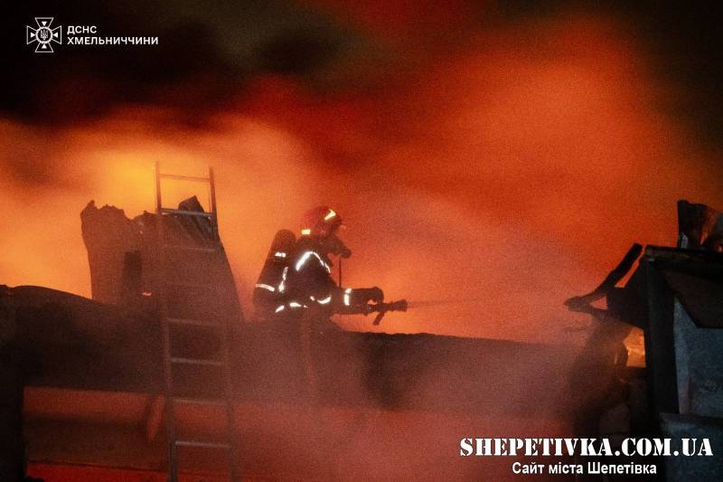 Внаслідок ворожої атаки виникла пожежа на підприємстві у Хмельницькому