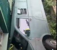 У Ізяславі перекинувся бус з військовим: ТЦК довелось публікувати спростування