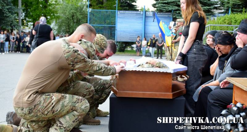 Замість річниці весілля — вічна розлука: Шепетівка на колінах зустріла Ярослава Стефанюка