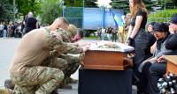 Замість річниці весілля — вічна розлука: Шепетівка на колінах зустріла Ярослава Стефанюка