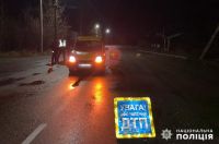 На Шепетівщині автомобіль збив 61-річну жінку