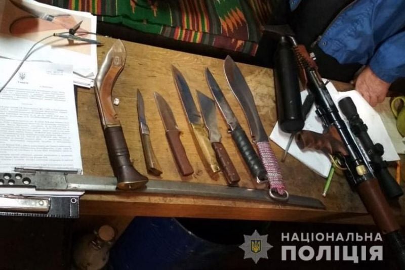 У жителя Шепетівки правоохоронці вилучили міні-арсенал зброї та боєприпасів