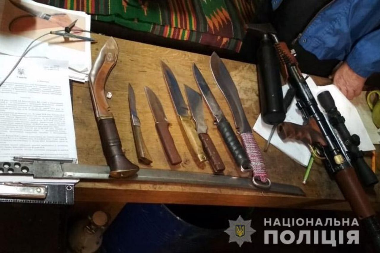 У жителя Шепетівки правоохоронці вилучили міні-арсенал зброї та боєприпасів