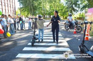 У Шепетівському ліцеї № 2 поліцейські провели урок безпеки для водіїв двоколісного транспорту