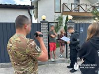 Податківець отримував зарплату нібито перебуваючи на фронті