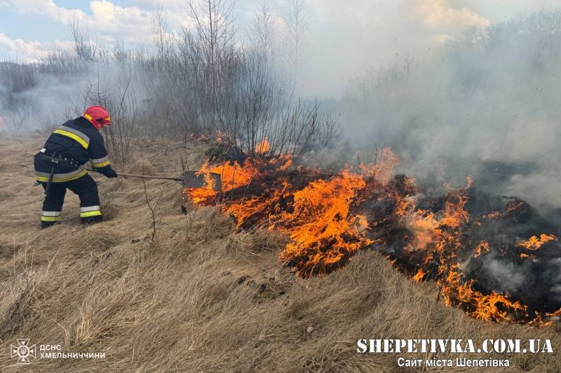 «Гаряча» субота: шепетівські рятувальники ліквідували займання сухої рослинності