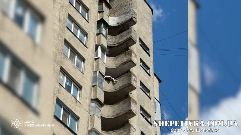 Надзвичайники врятували 86-річну жінку від падіння з 14-го поверху (відео)