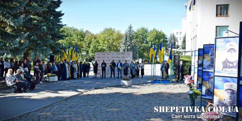У Шепетівці відкрили оновлену Алею Пам'яті та вручили відзнаки Почесного громадянина родинам полеглих Героїв