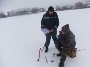 Рятувальники нагадали рибалкам правила поведінки на кризі