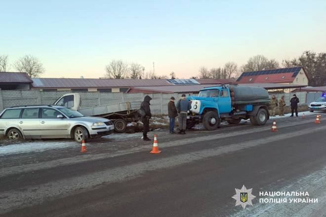 У Шепетівці зіткнулися три автомобілі: травмувався 33-річний чоловік