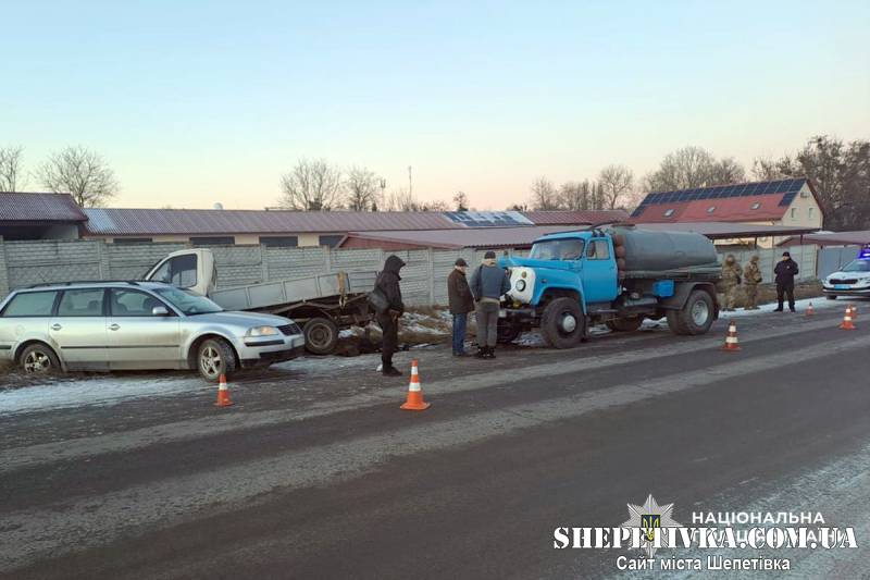 У Шепетівці зіткнулися три автомобілі: травмувався 33-річний чоловік
