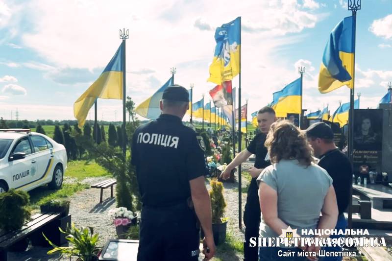 Над могилою Героя України Олексія Меся поглумились: поліція оперативно затримала зловмисницю