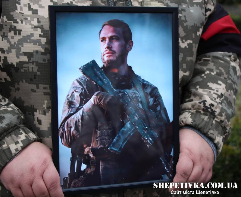 Професійний футболіст та доброволець: нетішинці провели у засвіти Михайла Толстяка