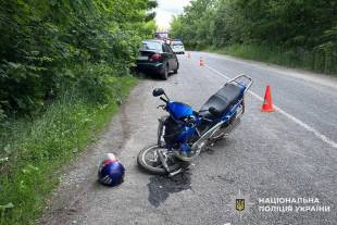 Зіткнення з легковиком на Шепетівщині: 61-річний мотоцикліст опинився в лікарні
