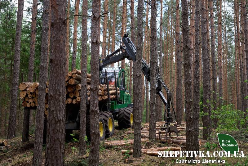 Замінюють три бригади: в Ізяславському надлісництві харвестерами заготовлено понад 8 тис. м³ деревини