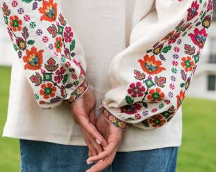 Шепетівчанка продавала вишиванку, але забула про обачність