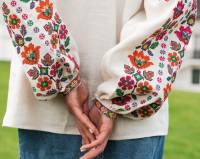 Шепетівчанка продавала вишиванку, але забула про обачність