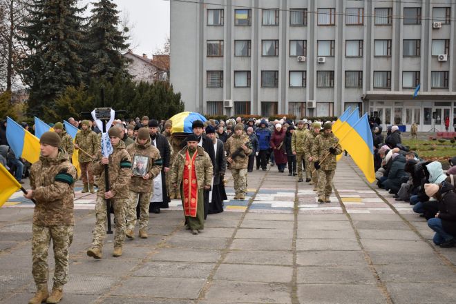 Нескінченний лік гірких втрат: у Шепетівці попрощалися із сержантом Олегом Кондратьєвим