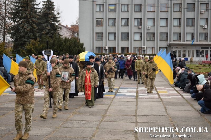 Нескінченний лік гірких втрат: у Шепетівці попрощалися із сержантом Олегом Кондратьєвим