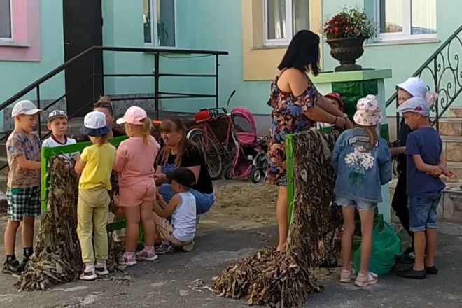 На Шепетівщині діти в садочку плетуть маскувальні сітки для військових