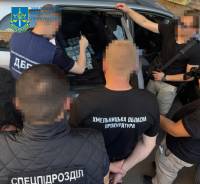 Вимагав 14 тис дол щоб зняти ухилянта з розшуку: на хабарі спіймали старшого слідчого