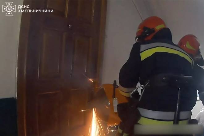Славутські рятувальники допомогли визволити малюка з квартири