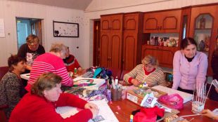 Шепетівські пенсіонери опановували створення картин у техніці “печворк”