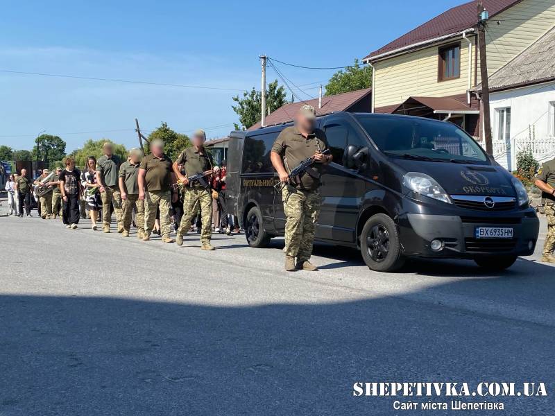 Загинув на День Незалежності: у Полонному попрощалися із 29-річним захисником Андрієм Кравчуком