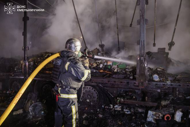 Нічна атака дронів на Хмельниччину: виникли пожежі на підприємствах, поранено водія вантажівки