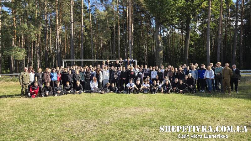 Розбирали автомати та вчили мінну безпеку: як у Шепетівському профліцеї гартували козацький дух (відео)