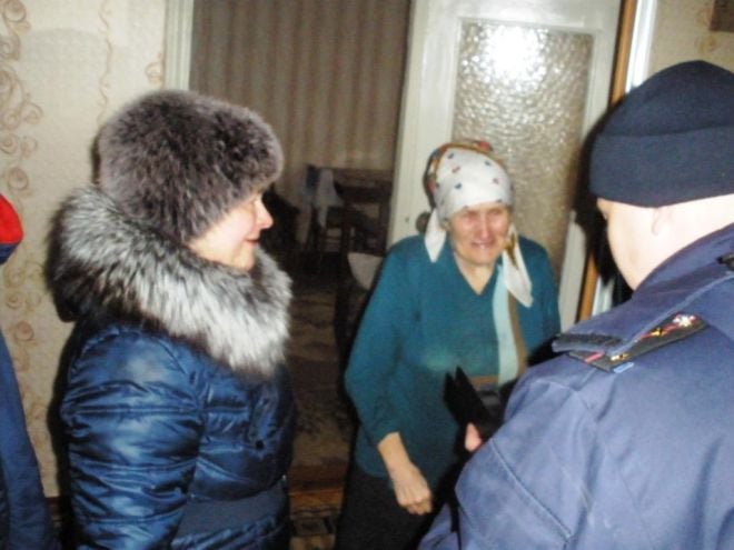 Шепетівські рятувальники допомогли пенсіонерці потрапити у квартиру